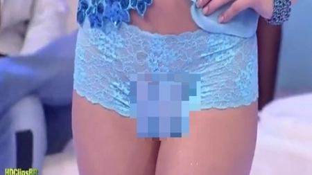 VIDEO EXPLICIT, +18 - Unei tinere i s-a vazut la TV, prin lenjerie, zona intima